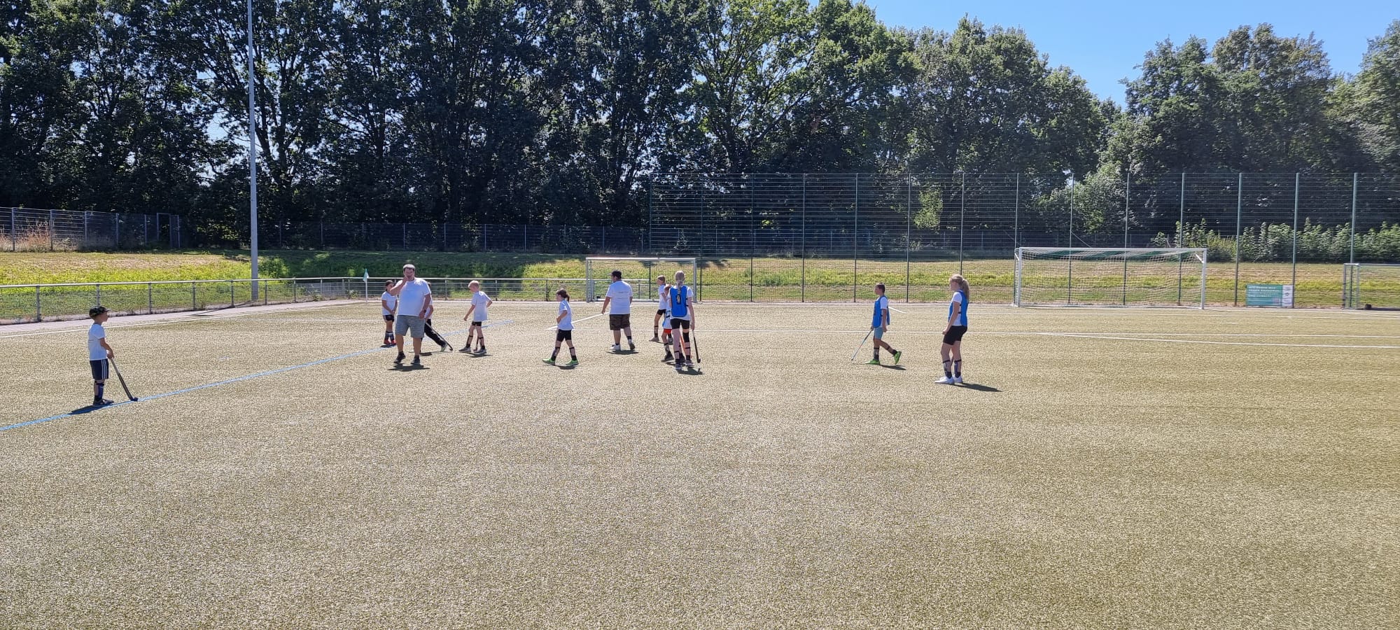 Gemeinsames Hockeyspiel im Sommercamp