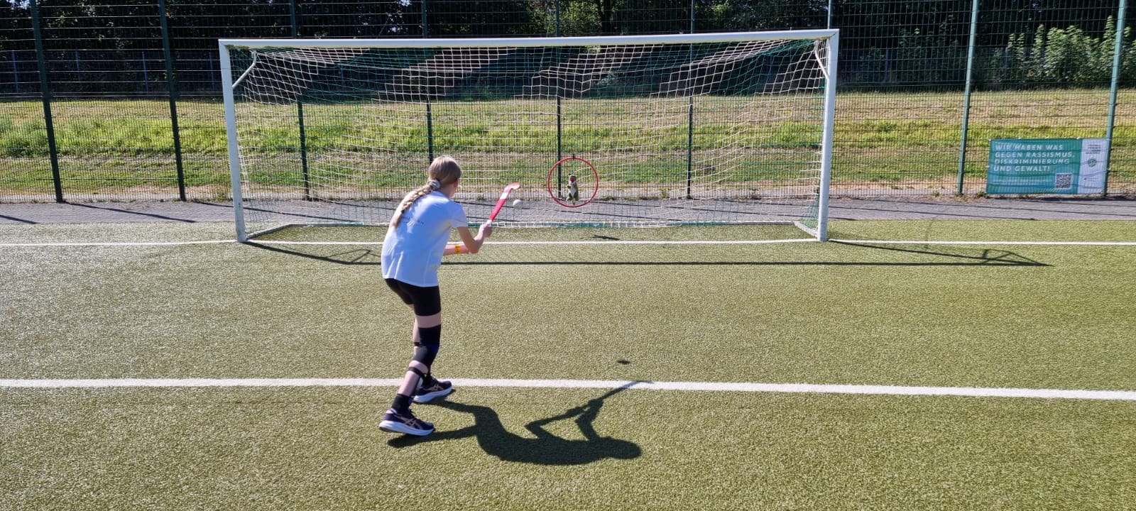 Gemeinsames Hockeyspiel im Sommercamp