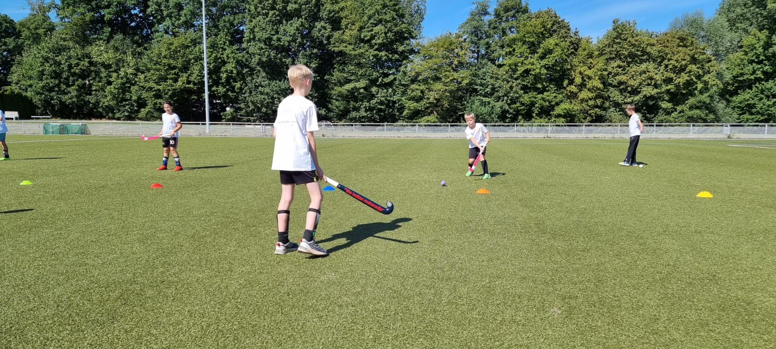 Gemeinsames Hockeyspiel im Sommercamp